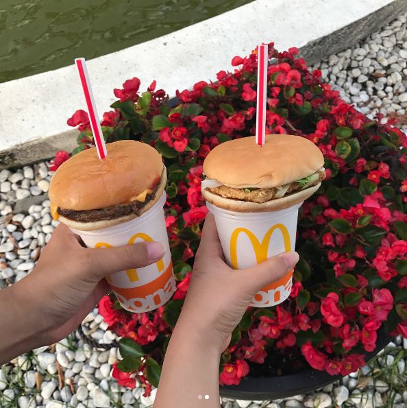 10 Potret makan burger ditusuk sedotan ini lagi tren di Jepang