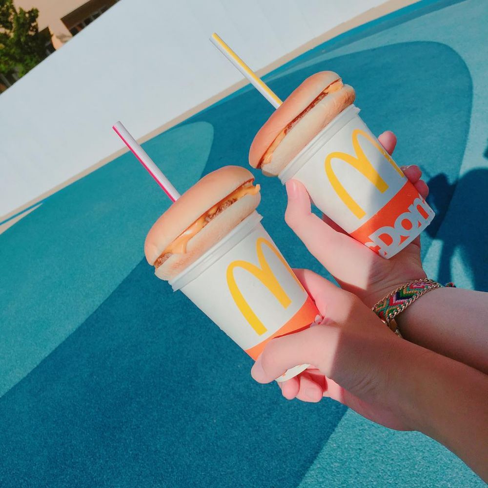 10 Potret makan burger ditusuk sedotan ini lagi tren di Jepang