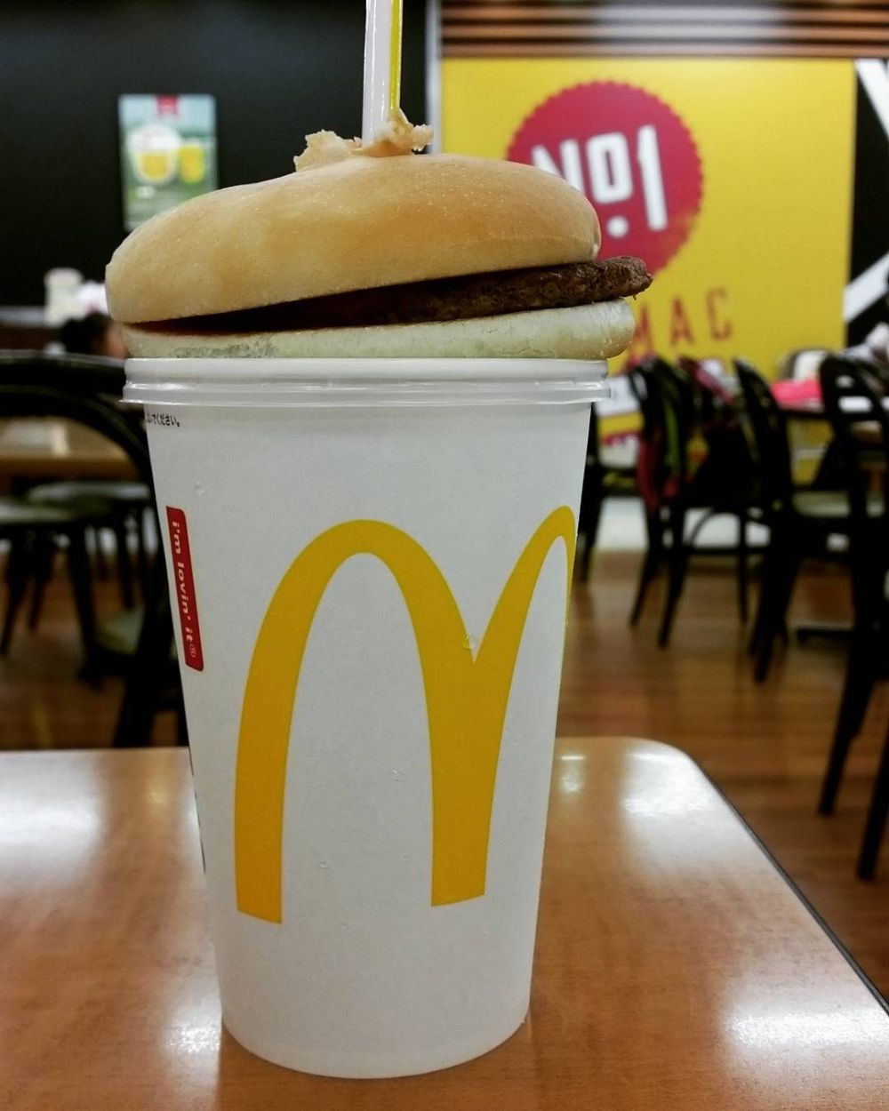 10 Potret makan burger ditusuk sedotan ini lagi tren di Jepang