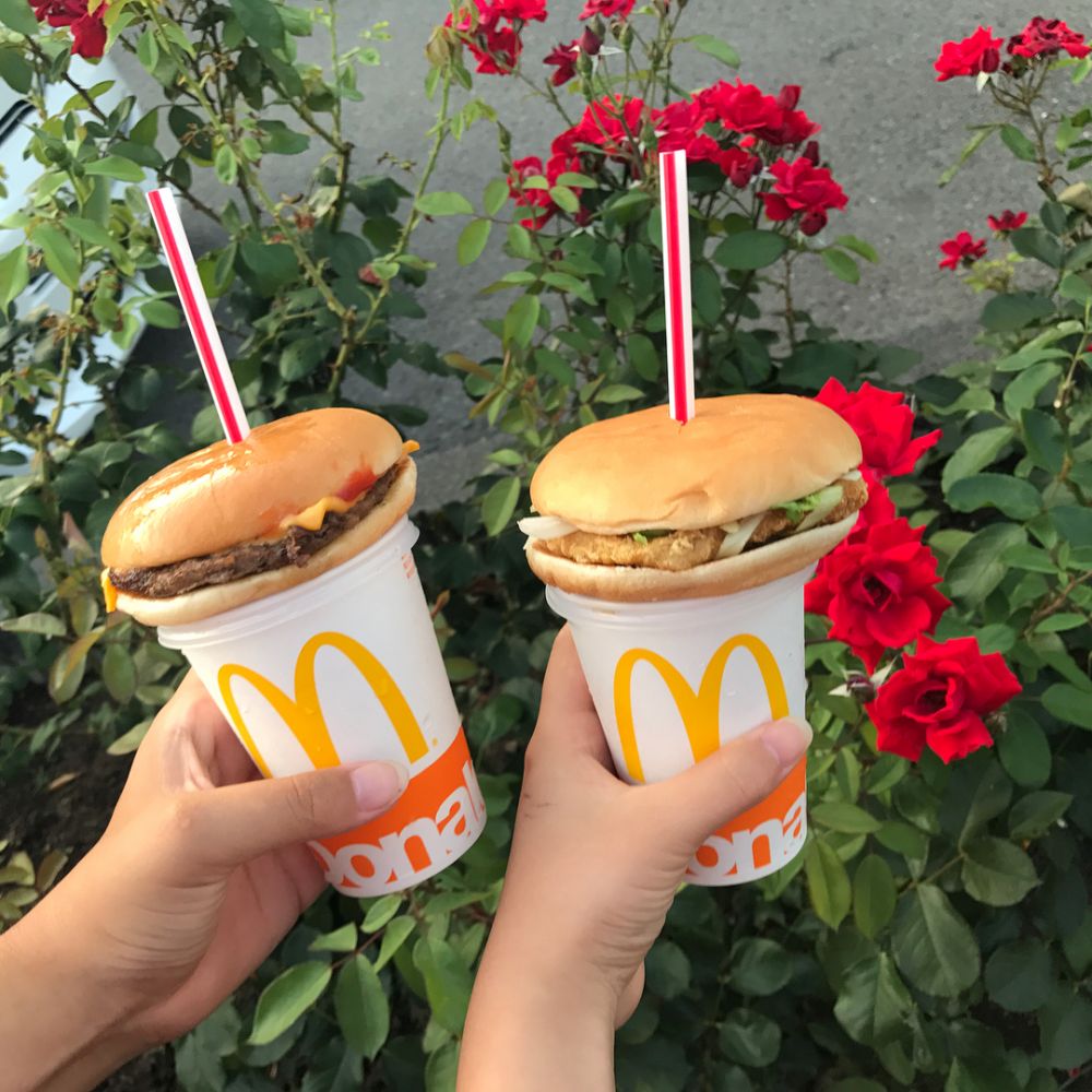 10 Potret makan burger ditusuk sedotan ini lagi tren di Jepang