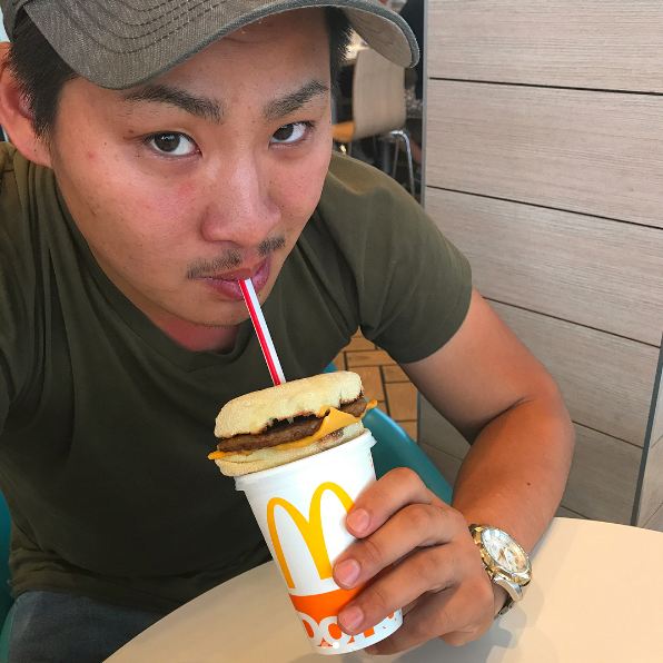 10 Potret makan burger ditusuk sedotan ini lagi tren di Jepang