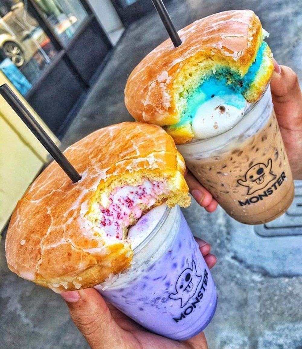 10 Potret makan burger ditusuk sedotan ini lagi tren di Jepang