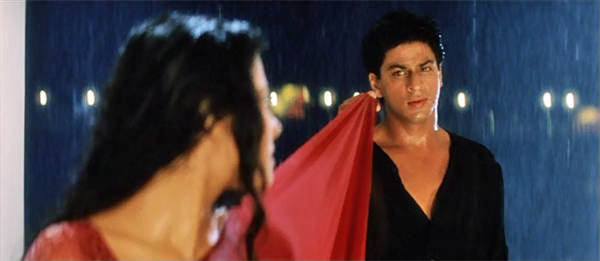 10 Tatapan maut Shah Rukh Khan paling legendaris di film, bikin baper