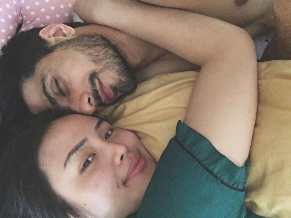 7 Pasangan artis ini gemar pamer foto di ranjang, bikin panas dingin