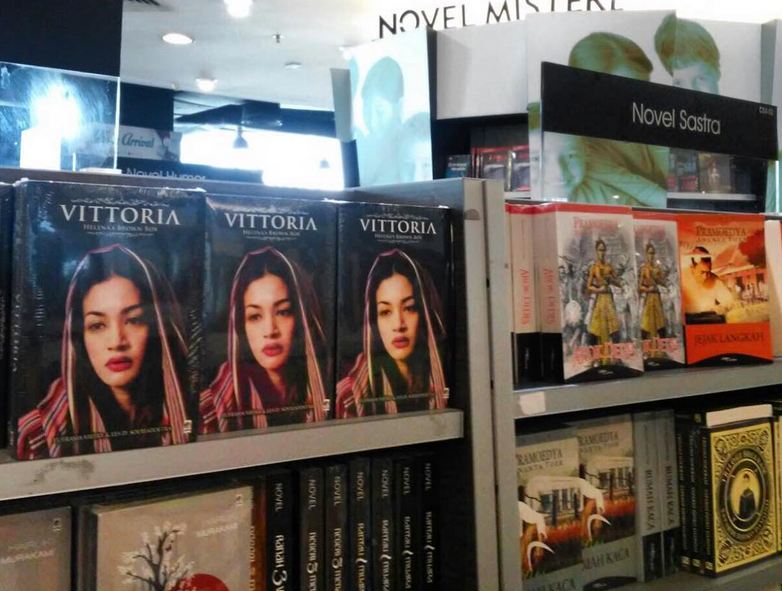 Foto bareng, teman Nikita Mirzani ini disebut mirip Angelina Jolie