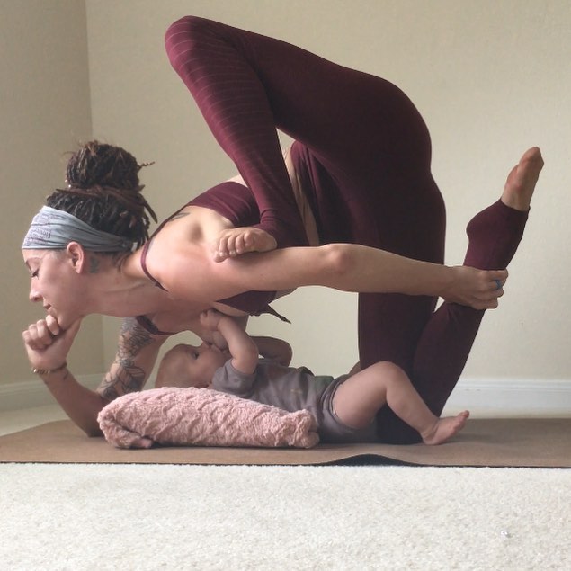 10 Foto saat ibu menyusui anaknya sambil yoga ini bikin berdecak kagum