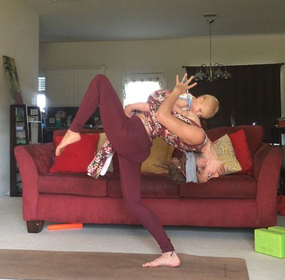 10 Foto saat ibu menyusui anaknya sambil yoga ini bikin berdecak kagum