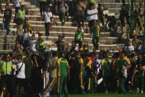 Nyawa melayang sia-sia karena sepak bola, kapan bisa belajar sportif?