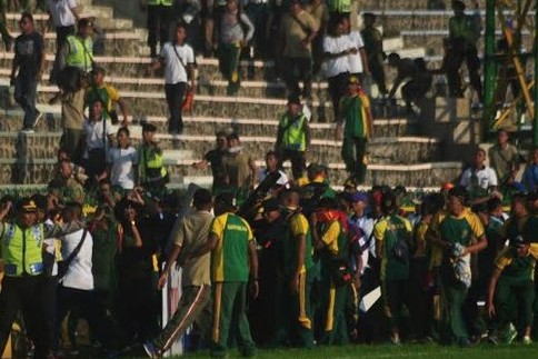 Nyawa melayang sia-sia karena sepak bola, kapan bisa belajar sportif?