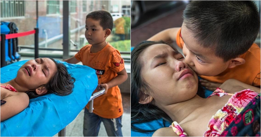 Potret bocah antar kakaknya ke rumah sakit ini bikin netizen tersentuh