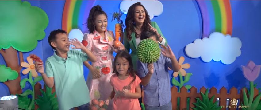 15 Foto bukti video klip lagu baru Sarwendah ini bertabur bintang