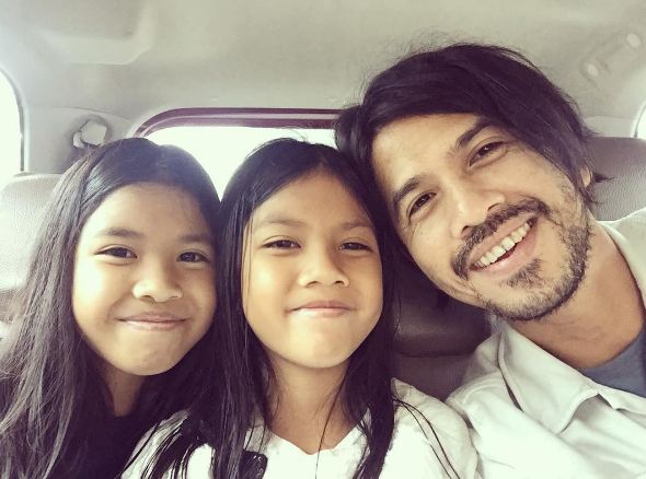 10 Foto kekompakan hot papa Ariyo Wahab dan putrinya, sweet abis