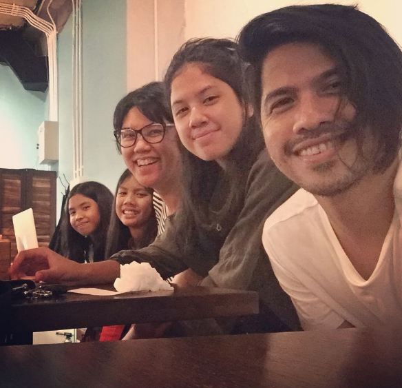 10 Foto kekompakan hot papa Ariyo Wahab dan putrinya, sweet abis