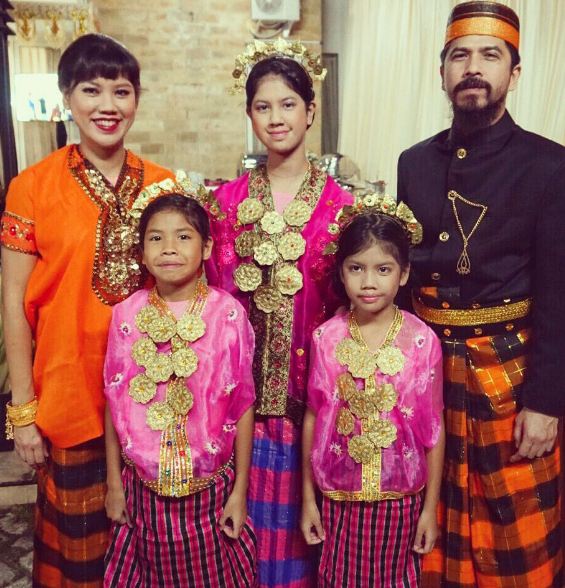 10 Foto kekompakan hot papa Ariyo Wahab dan putrinya, sweet abis