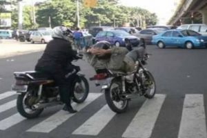 8 Tingkah kocak pengendara saat berhenti di lampu merah, gereget abis