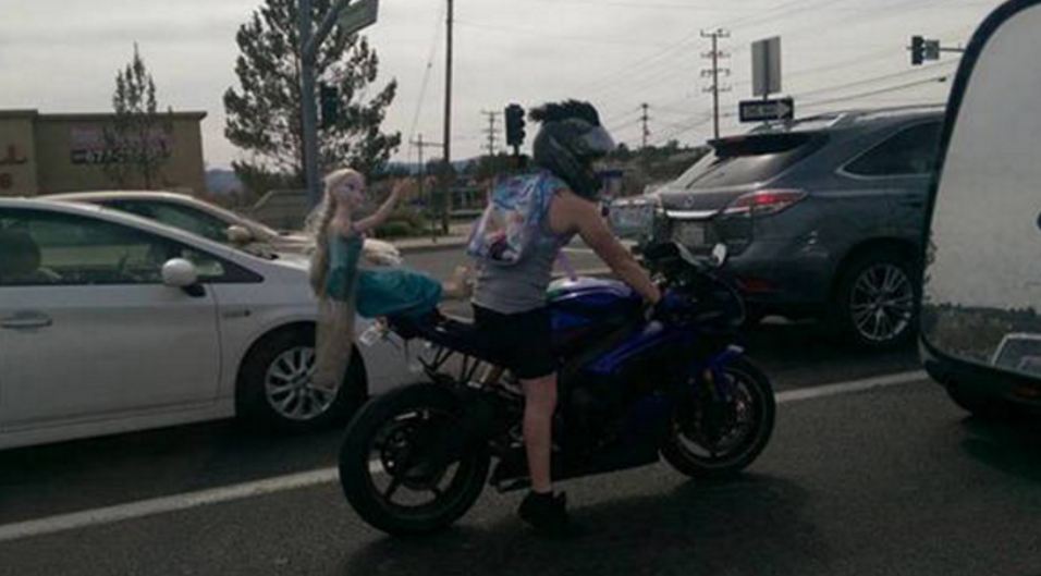 8 Tingkah kocak pengendara saat berhenti di lampu merah, gereget abis