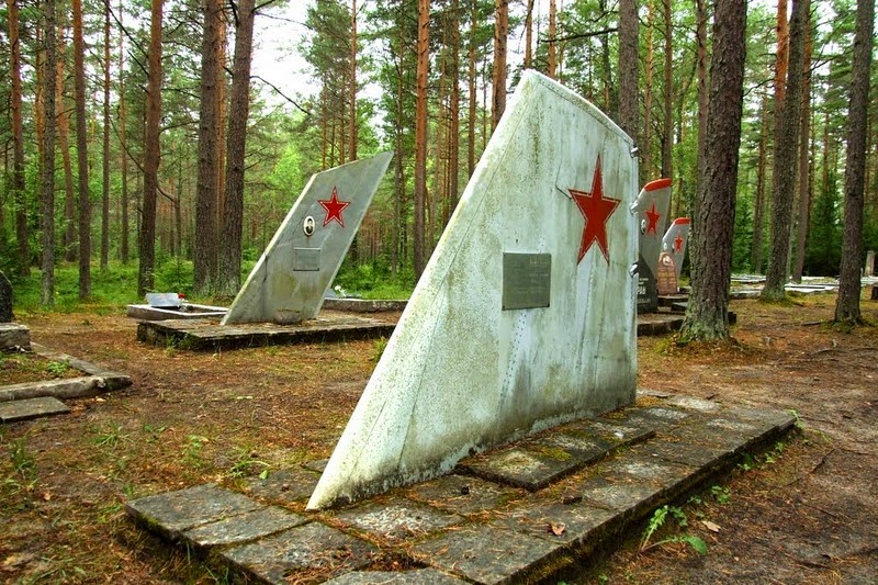 Pemakaman ini unik banget, setiap kuburan dipasang sirip ekor pesawat