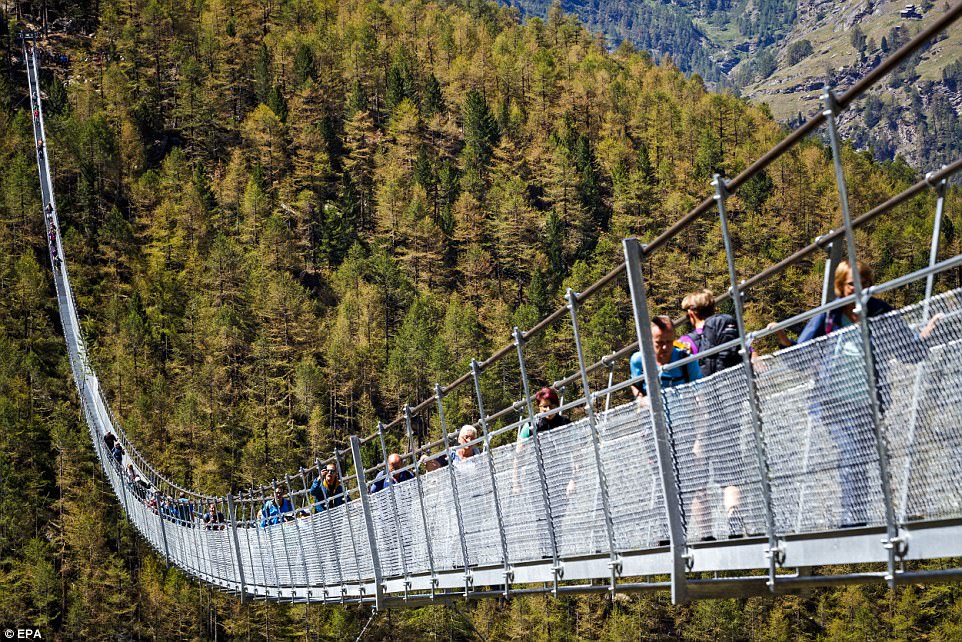 10 Potret Europabruecke, jembatan gantung terpanjang di atas jurang