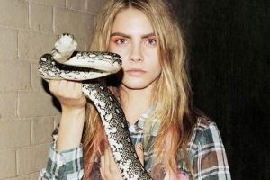 10 Selebriti top ini ternyata nggak takut bermain dengan ular