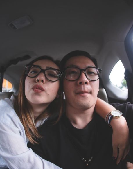 10 Foto romantisnya Pamela Bowie bareng kekasih, makin lengket aja nih