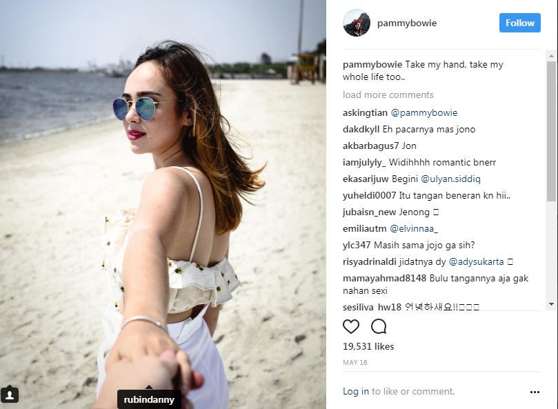 10 Foto romantisnya Pamela Bowie bareng kekasih, makin lengket aja nih