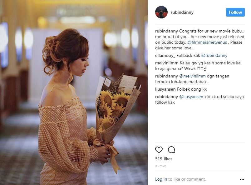 10 Foto romantisnya Pamela Bowie bareng kekasih, makin lengket aja nih