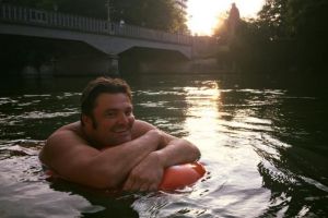 Malas berdesakan, pria ini pilih berenang lintasi sungai menuju kantor