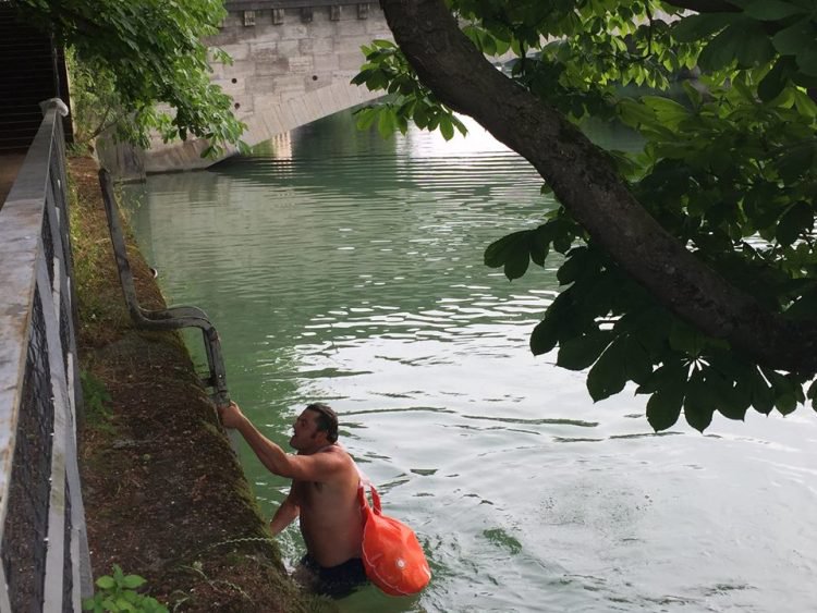 Malas berdesakan, pria ini pilih berenang lintasi sungai menuju kantor
