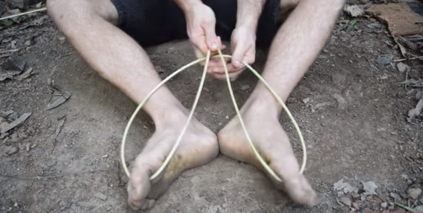 Aksi orang primitif bikin sandal ini simpel tapi kreatif abis