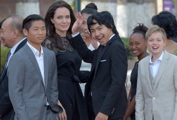 Wajah Angelina Jolie yang sebelah jadi kaku, ini ternyata penyebabnya