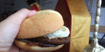 Sensasi burger rendang, burger khusus sambut HUT RI ke-72