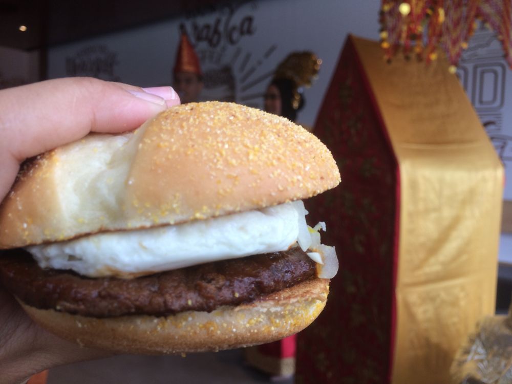 Sensasi burger rendang, burger khusus sambut HUT RI ke-72