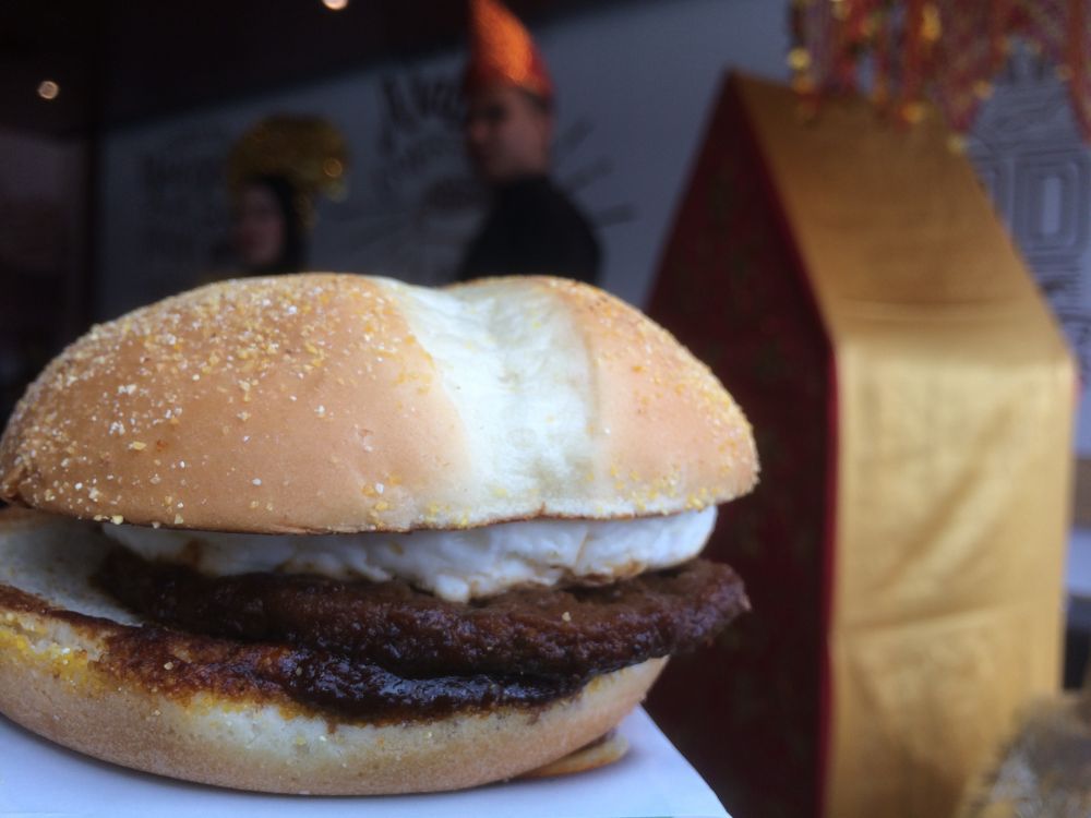 Sensasi burger rendang, burger khusus sambut HUT RI ke-72