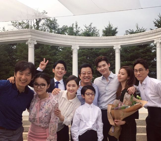 Syuting K-Drama usai, Lee Jong-suk sebarkan foto ranjang bareng Suzy