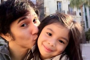 Rela didandani anak, 12 foto ini bukti Vino G Bastian jadi papa idaman