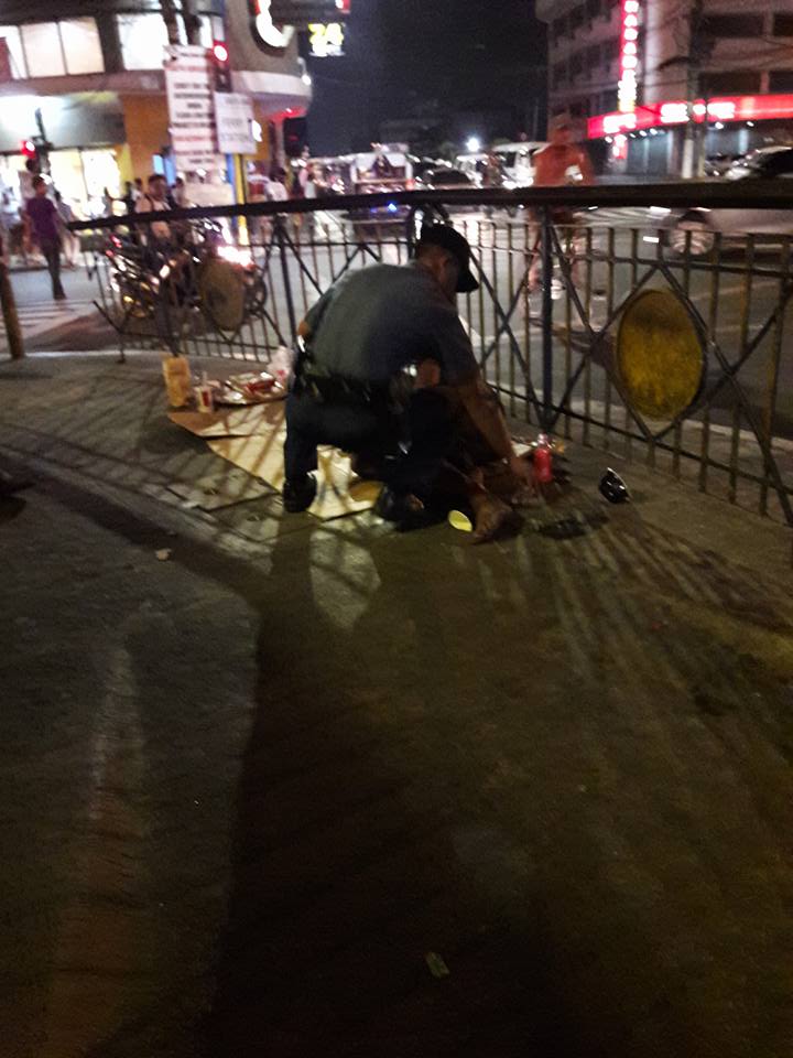 Tak biasa, yang dilakukan polisi pada tuna wisma ini bikin terenyuh