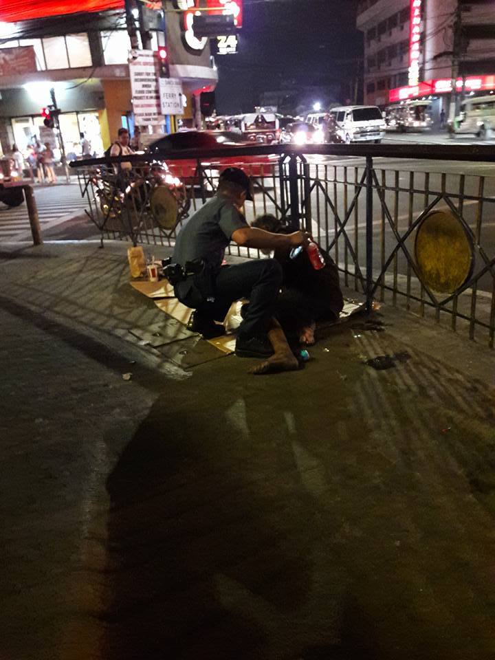 Tak biasa, yang dilakukan polisi pada tuna wisma ini bikin terenyuh