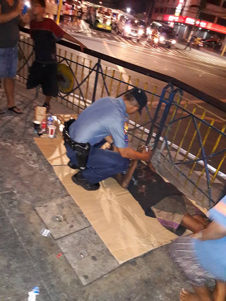 Tak biasa, yang dilakukan polisi pada tuna wisma ini bikin terenyuh