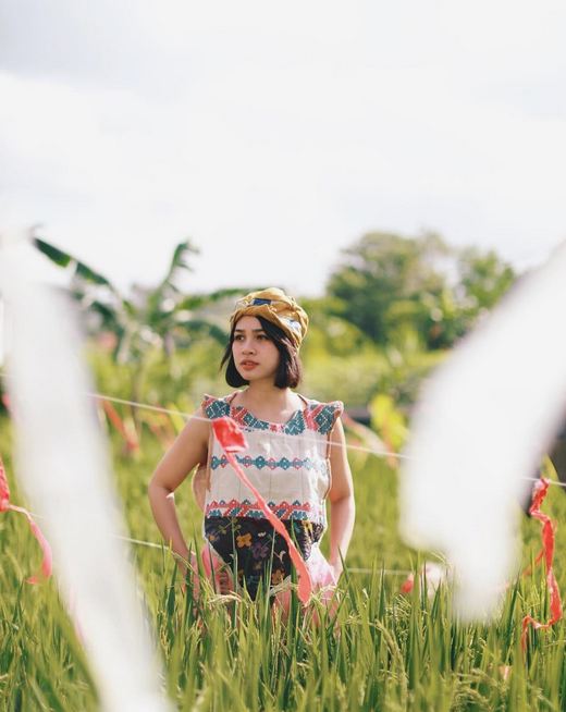 7 Selebriti cantik ini umumkan kehamilan lewat cara unik, kreatif abis