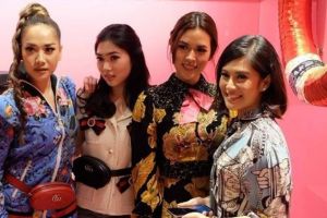 10 Potret selebriti top Tanah Air di Gucci Garden Party, hits banget