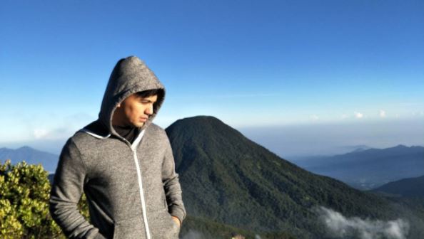 10 Foto Sahrul Gunawan naik gunung setelah tak jadi nikah