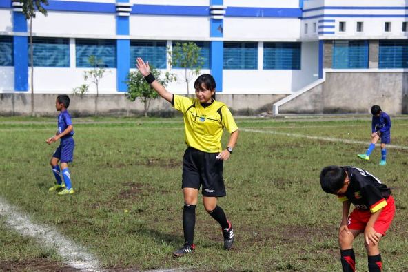 Siapa sangka gadis imut asal Tasikmalaya ini adalah wasit sepak bola