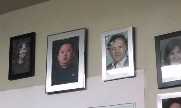 17 Tingkah lucu orang saat di kantor ini bikin ketawa, ada-ada aja deh