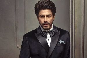 Didekati gadis mabuk ngaku fans, reaksi Shah Rukh Khan bikin salut
