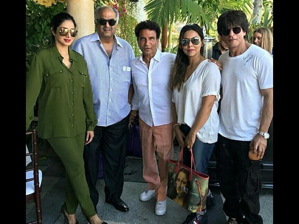 Didekati gadis mabuk ngaku fans, reaksi Shah Rukh Khan bikin salut