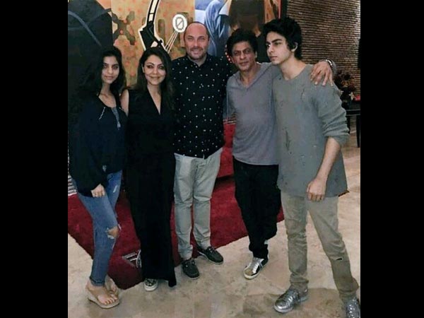 Didekati gadis mabuk ngaku fans, reaksi Shah Rukh Khan bikin salut