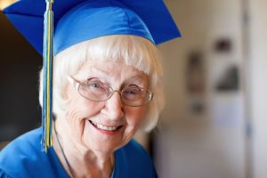 Nenek tujuh cucu ini baru lulus sarjana di usia 95 tahun