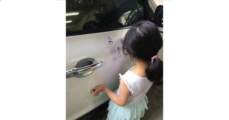 Gadis kecil  ini gambari mobil  mewah  ayahnya hasilnya keren