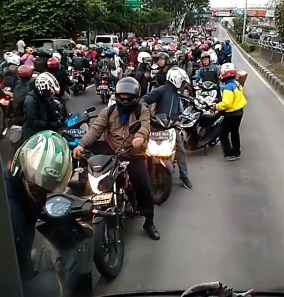 Lagi, kelakuan pengendara motor di busway Jakarta ini bikin geretan!