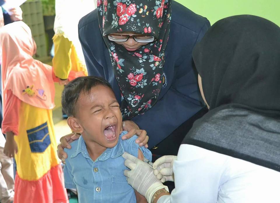 15 Foto ekspresi kocak anak sekolah saat diimunisasi, dijamin ngakak!